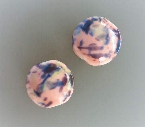 2 perles 2 cm porcelaine motif rose et bleu