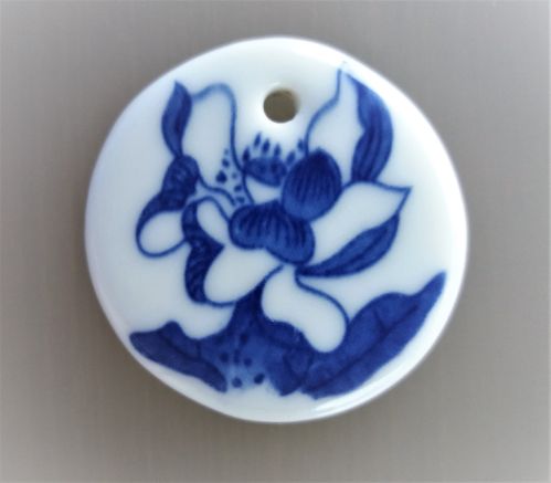 Pendentif 38mm porcelaine blanche motif bleu