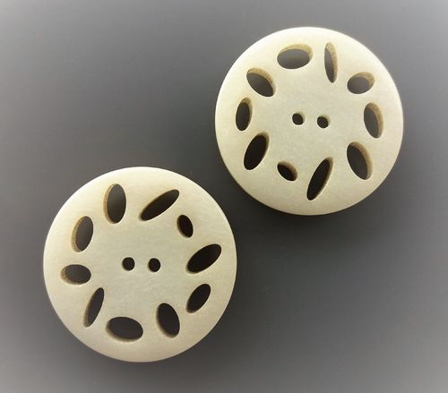 2 boutons ronds 32 mm plastique ajouré