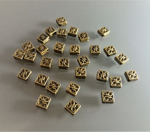30 perles carrées 5 mm métal coloris bronze